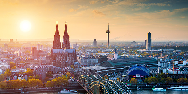 Panoramablick auf die Kölner Skyline mit dem Kölner Dom, der Hohenzollernbrücke und dem Rhein im Vordergrund